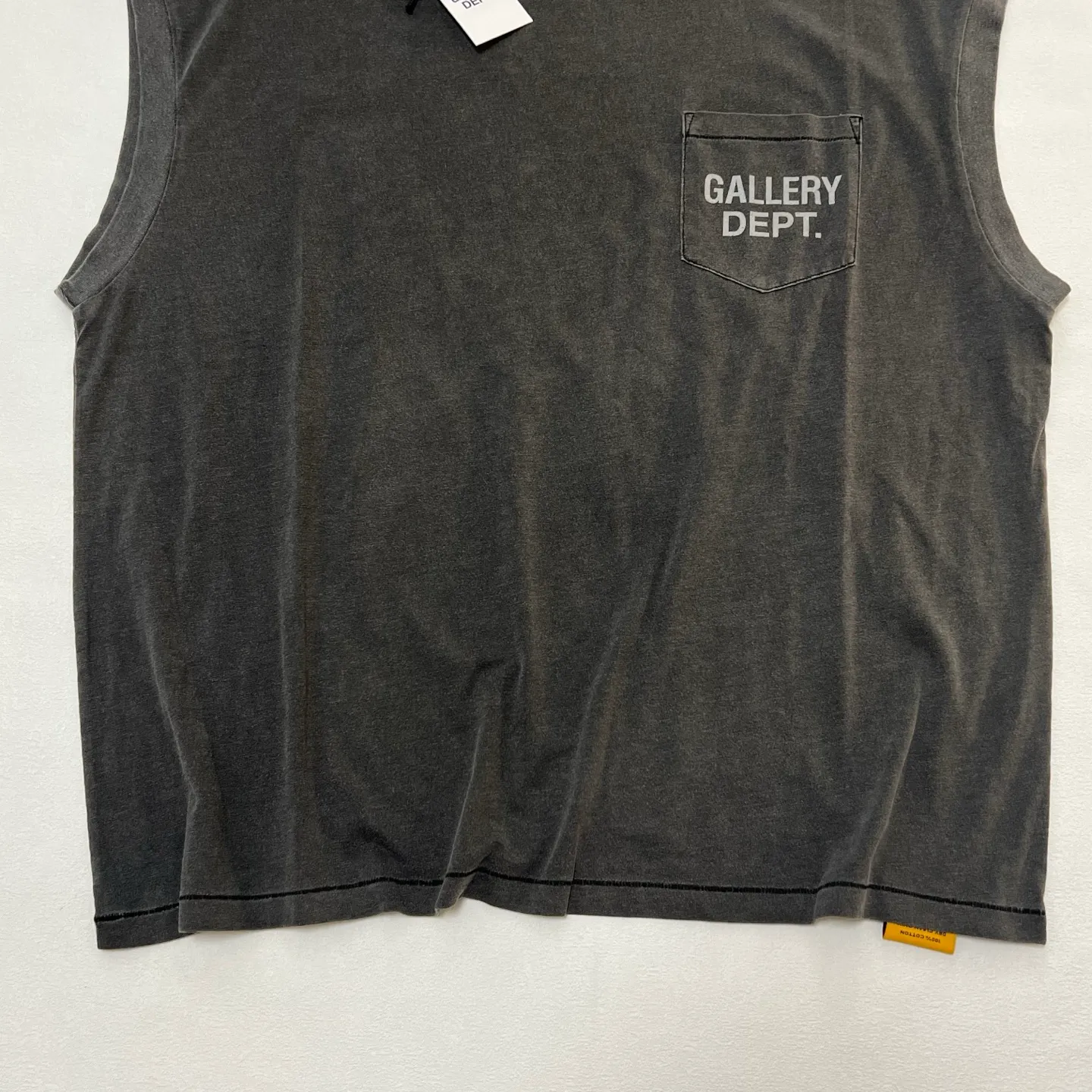 GALLERY DEPT. AUGI SLEEVELESS TEE/VINTAGE BLACK/NAVY/WHT English pocket sleeveless vest TEE Washed black/navy blue/white S-XL Same as the original version Super comfortable summer brushed lightweight material No sense of comfort on the upper body Loose and crisp fit Comfortable and breathable